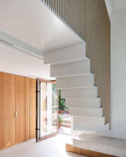 Escalier en acier avec limon en tôle pliée et garde-corps en lianes tressées pour un particulier à Callelongue Marseille