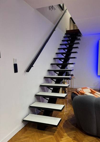 Escalier intérieur en acier thermolaqué avec marches en béton ciré sur mesure à Marseille 8ième