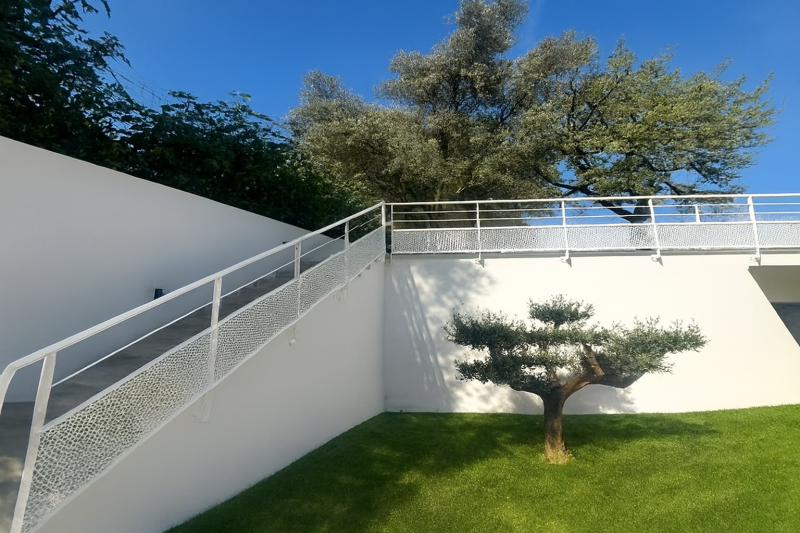 Garde-corps en acier thermolaqué blanc avec tôle perforée, main courante et sous-lisse. Fixation à l’anglaise pour terrasse et escalier extérieur à Aubagne.