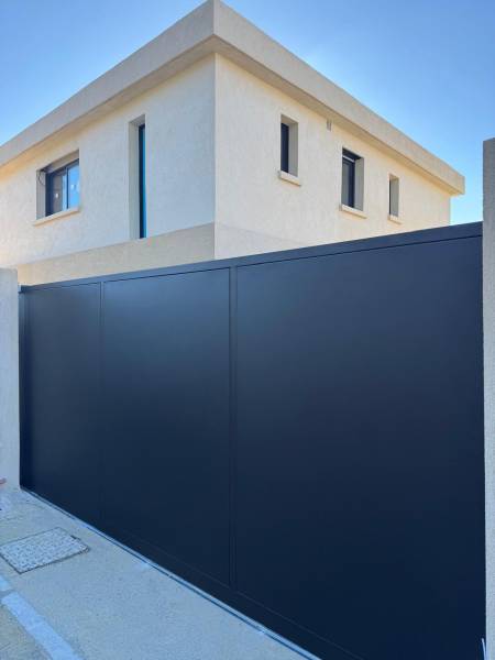 Portail coulissant acier 4x2 en tôle pliée gris anthracite réalisé par Métallerie du Midi à Marseille