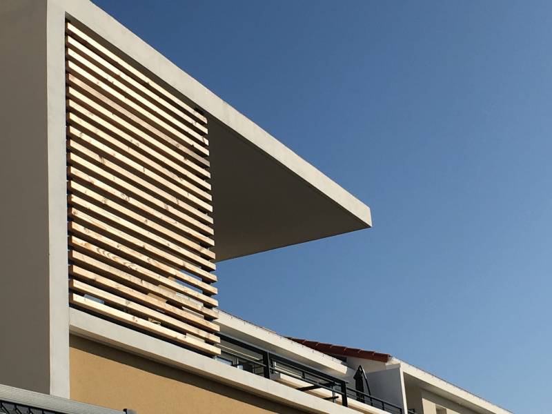 Brise-soleil métallique sur mesure pour la façade de l'hôpital Européen à Marseille