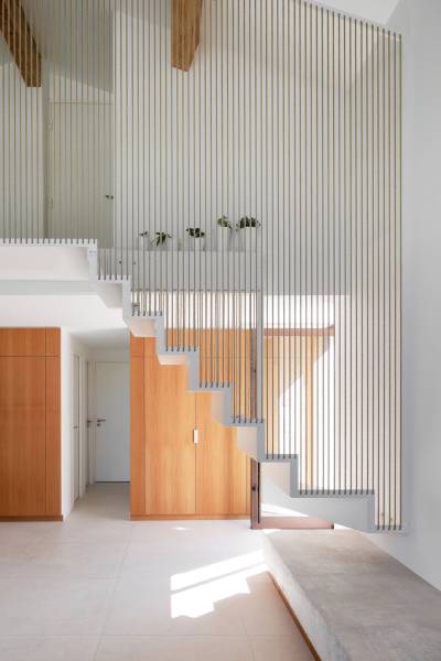 Escalier en acier avec limon en tôle pliée et garde-corps en lianes tressées pour un particulier à Callelongue Marseille