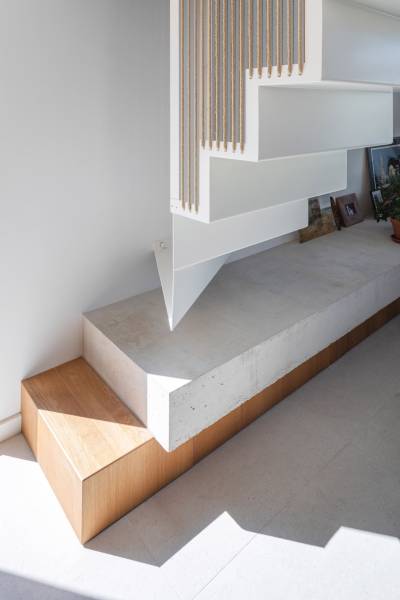 Escalier en acier avec limon en tôle pliée et garde-corps en lianes tressées pour un particulier à Callelongue Marseille
