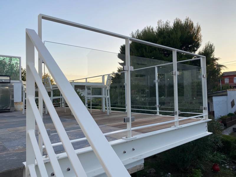 Extension de terrasse suspendue en acier pour villa à Cassis