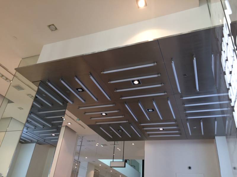 Faux plafond en inox pour le H&m de Bordeaux