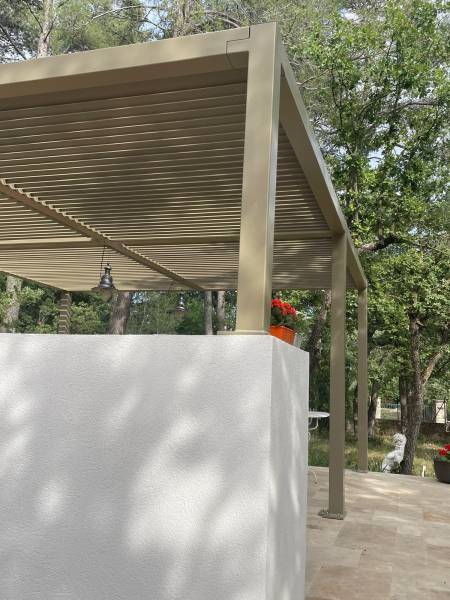 Conception et installation d’une pergola en acier thermolaquée RAL 1035 avec lames fixes sur mesure pour une villa à Nans-les-Pins