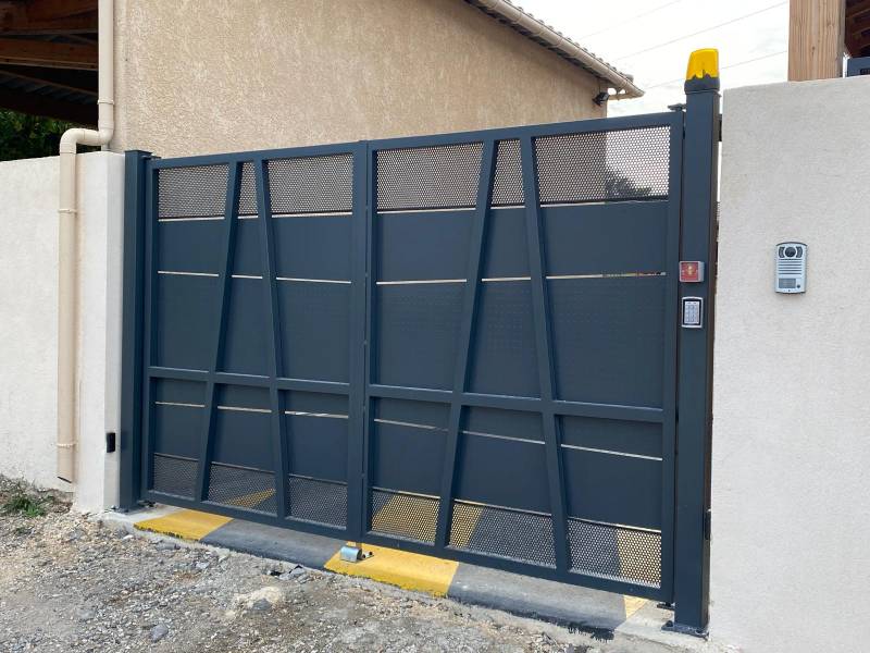Un ensemble de portails coulissants motorisés pour une école à Gardanne