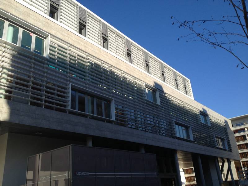 Brise-soleil métallique sur mesure pour la façade de l'hôpital Européen à Marseille