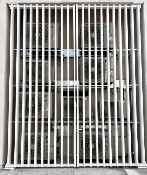 Grille barreaudée aluminium sur mesure – 4,20 m x 5,00 m – Thermolaqué blanc