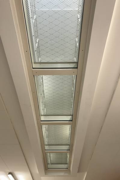 Réalisation de trémis vitrés coupe-feu et anti-effraction : structure acier, double vitrage technique et pose complexe en hauteur. Projet réussi avec 20 châssis.