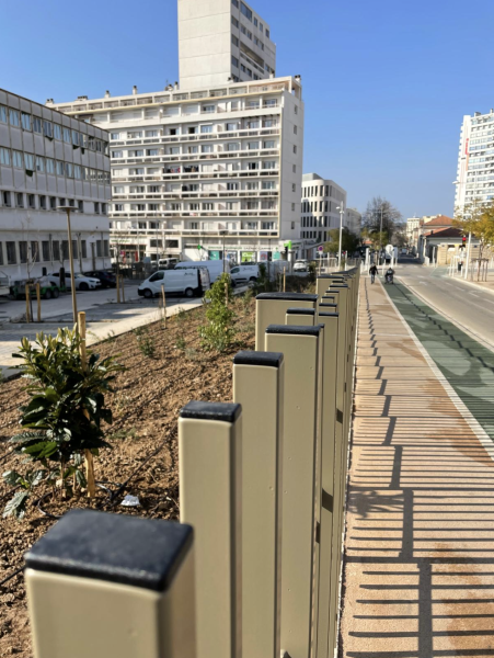 Clôture barreaudée en tubes de sections inégales conçue pour des bureaux modernes à Toulon.
