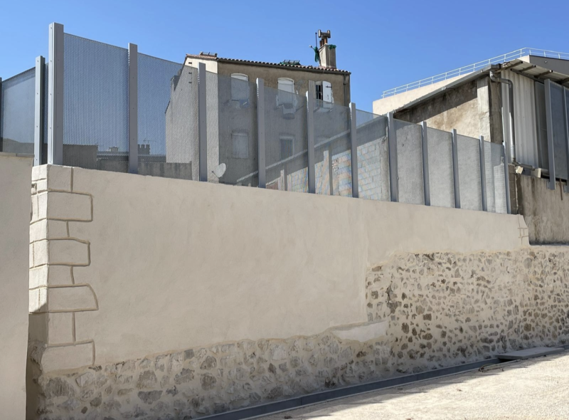 Clôture en Tôle Perforée pour le Parking de l'École Privée Saint-Mauront, Marseille