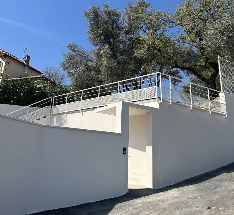 Garde-corps en acier thermolaqué blanc avec tôle perforée, main courante et sous-lisse. Fixation à l’anglaise pour terrasse et escalier extérieur à Aubagne.