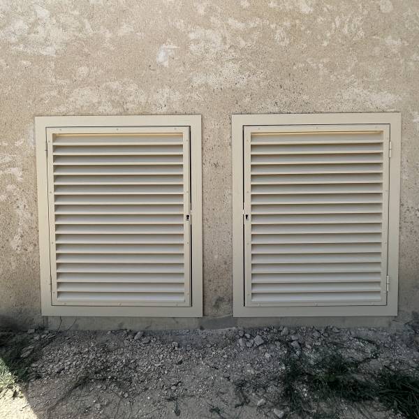 Ouvrants à vantelles en alu pour Mas d’Altaves (Saint-Rémy-de-Provence) : cadre tôle pliée, grilles alu fabriquées atelier, soudure TIG, ventilation optimale. Devis gratuit.