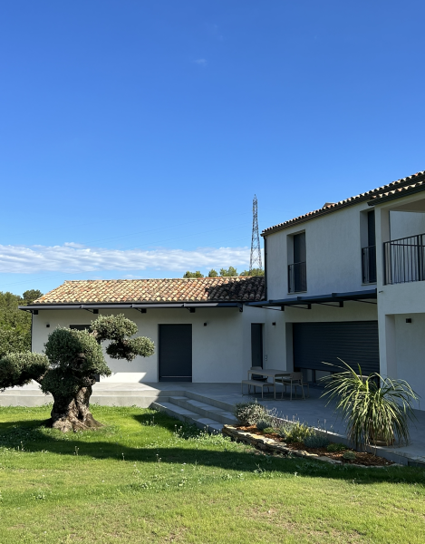 Auvent design pour villa à Simiane : acier découpé laser, lames alu thermolaquées fabriquées en atelier, fixation inox