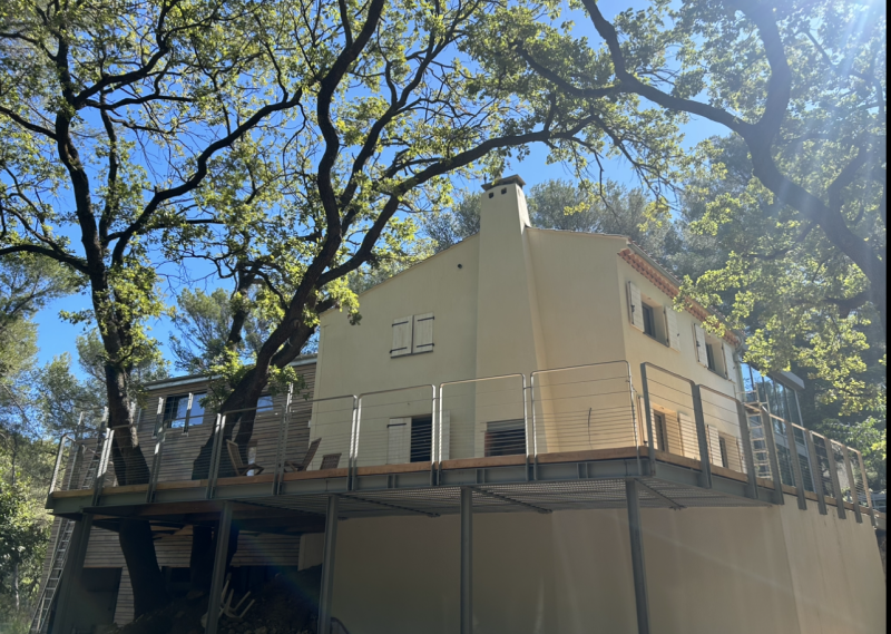 Extension de terrasse sur structure métallique galvanisée avec garde-corps en câbles inox pour villa à Aubagne