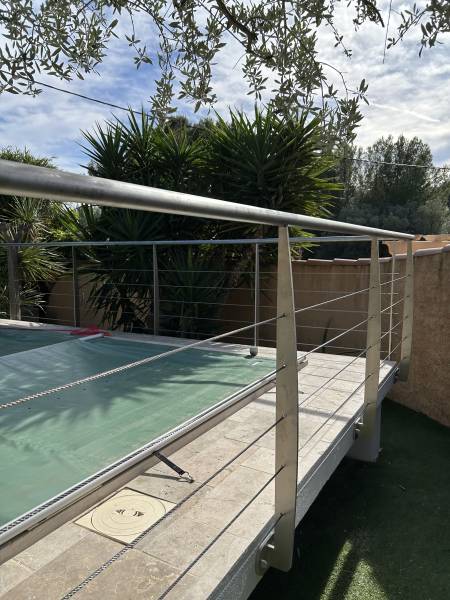 Garde-corps à câbles inox sur mesure – Terrasse de piscine à La Ciotat