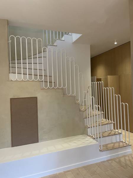 Garde-corps intérieur design en acier thermolaqué blanc – Villa à Marseille 7ᵉ
