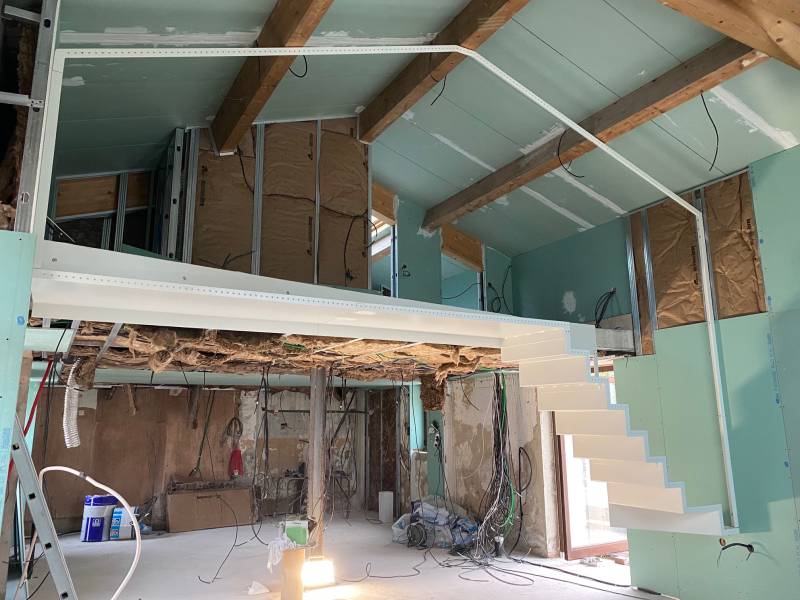 Escalier en acier avec limon en tôle pliée et garde-corps en lianes tressées pour un particulier à Callelongue Marseille