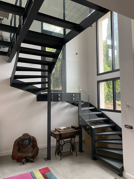 Installation d’un escalier en métal design avec mezzanine vitrée, garde-corps au rampant en verre et droit à câbles inox pour villa contemporaine à Marseille