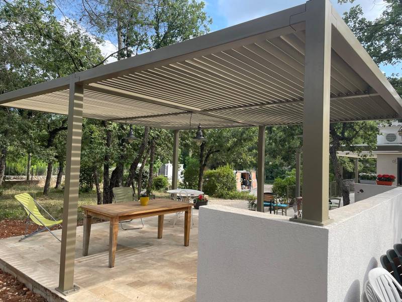 Conception et installation d’une pergola en acier thermolaquée RAL 1035 avec lames fixes sur mesure pour une villa à Nans-les-Pins