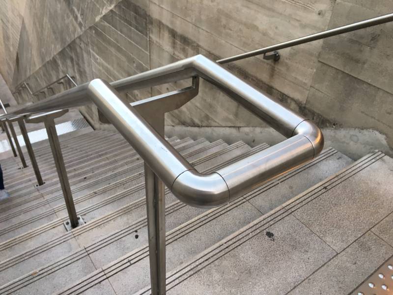 Main courante en inox brossé pour le H&M de Bordeaux