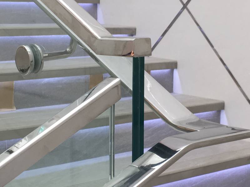 Main courante en inox brossé pour le H&M de Bordeaux