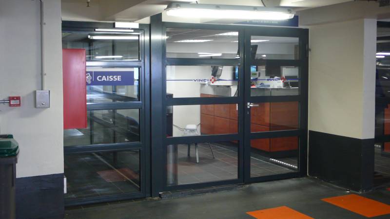 Ensemble de Menuiserie Métallique Vitrée Coupe-Feu pour un Parking de la Valette du var