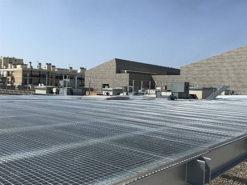 Plancher Métal et Caillebotis Sur-Mesure pour la Toiture de l'hôpital Européen à Marseille