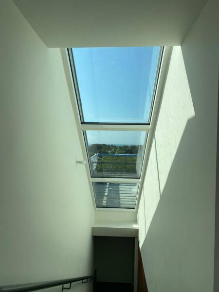 Installation d’une verrière étanche au-dessus d’une trémie d’escalier dans une villa à Cassis – Menuiserie acier thermolaquée RAL 9010 satinée