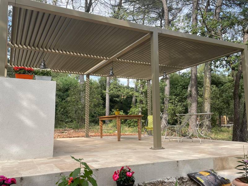 Conception et installation d’une pergola en acier thermolaquée RAL 1035 avec lames fixes sur mesure pour une villa à Nans-les-Pins