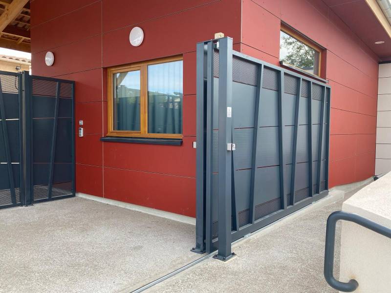 Un ensemble de portails coulissants motorisés pour une école à Gardanne