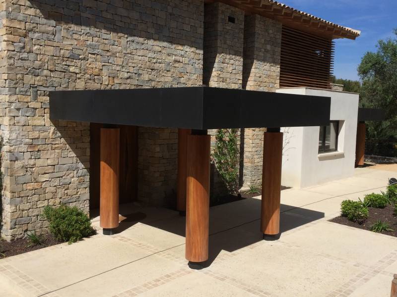 Auvent Design en Métal et Bois Pour l'entrée d'une villa de luxe à la Ciotat
